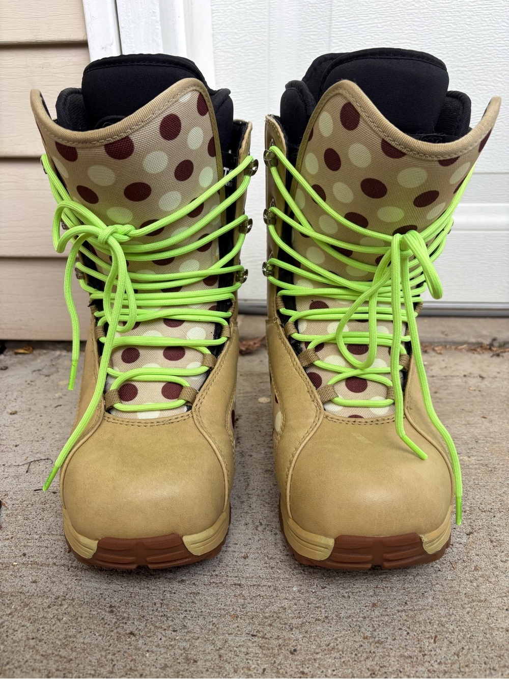 W 7.5 Forum Aura Snowboard Boots Tan Polka Dot Lace-Up with Neon Green Laces